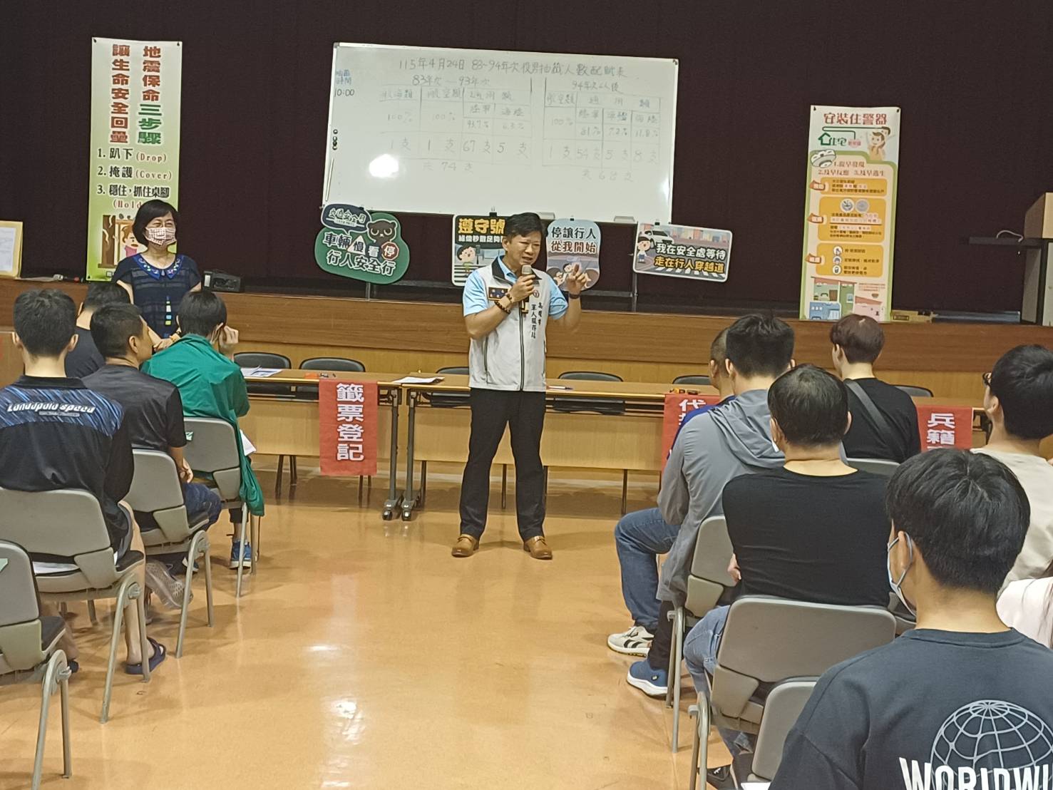 高雄市鳳山區役男抽籤登場　軍人服務站到場關懷助安心入伍