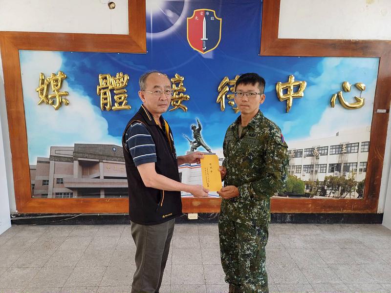 高雄市軍人服務站慰問喪親官兵　致贈慰問金表關懷