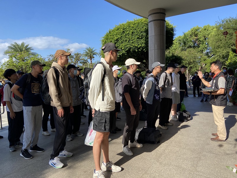 屏東縣軍人服務站專員蔡尚武歡送補充兵及常備兵役入營宣導