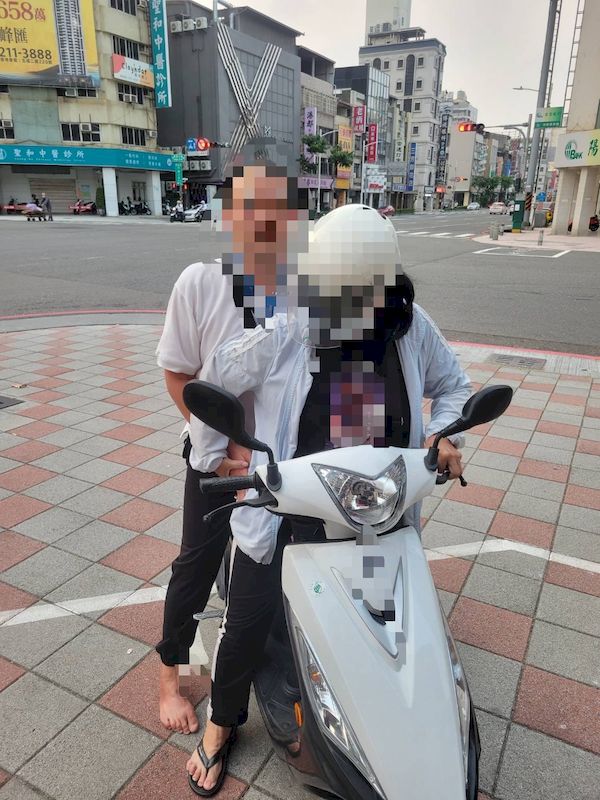 男行動不便無法言語迷途　高雄市三民暖警協助平安返家