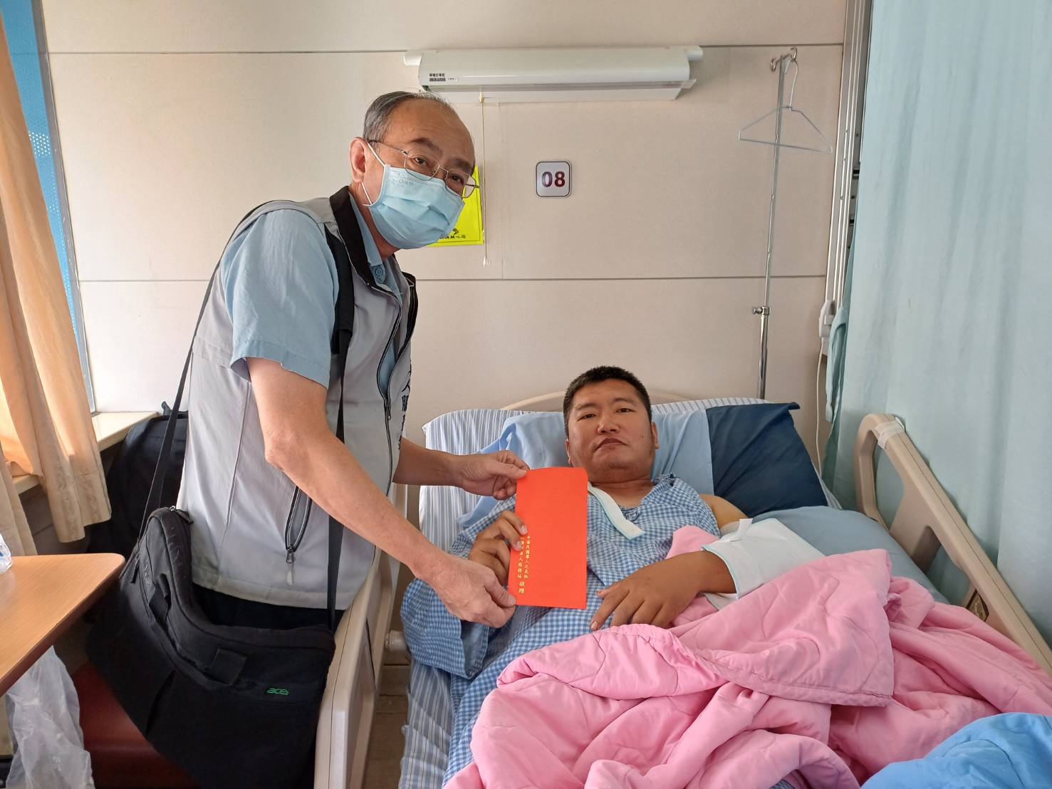 空軍中校騎車不慎自摔住院治療 高雄市軍人服務站赴醫慰問送暖