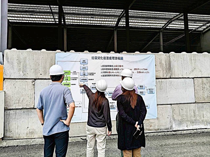 高雄首家焚化再生粒料CLSM取得碳標籤，底渣循環再利用 邁向低碳管理新階段
