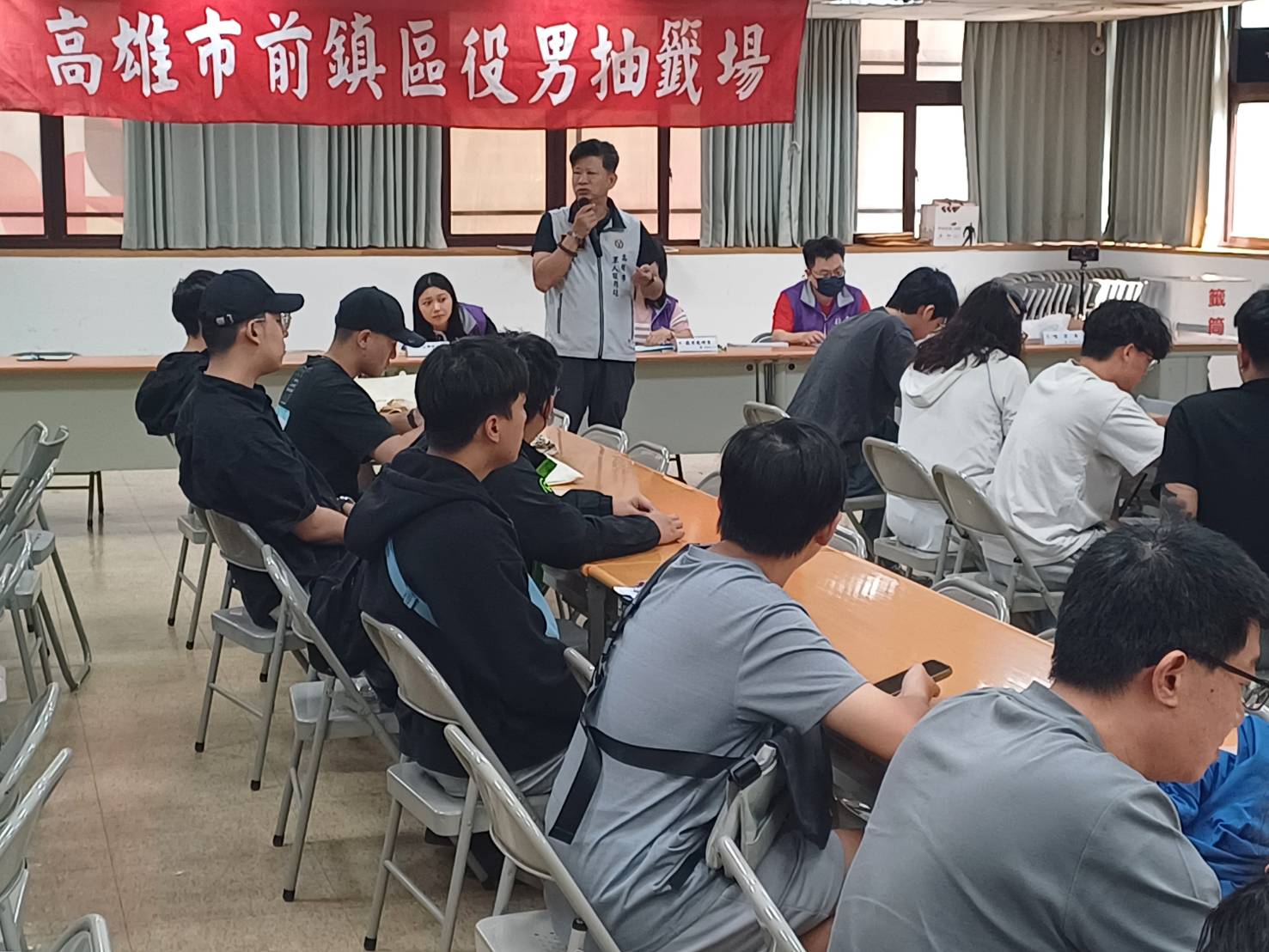 高雄前鎮區役男抽籤　 軍人服務站到場關懷提供入伍資訊