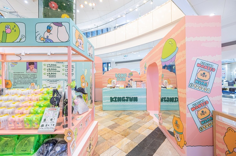 怪誕宇宙造物主「KINGJUN主題快閃店」降臨夢時代，星際城市奇幻開張 2米高蠢兔氣偶坐鎮迎賓