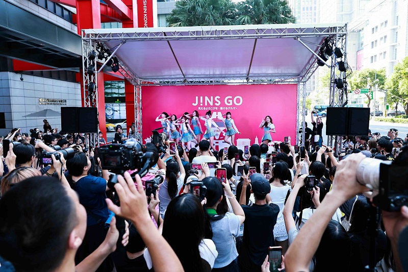 瘋搶免費墨鏡！小紅胖卡「JINS GO」公益巡迴台北熱烈起跑！Winky對外首秀給JINS 攜手Y2K饒舌女聲C.Holly 塞爆信義區